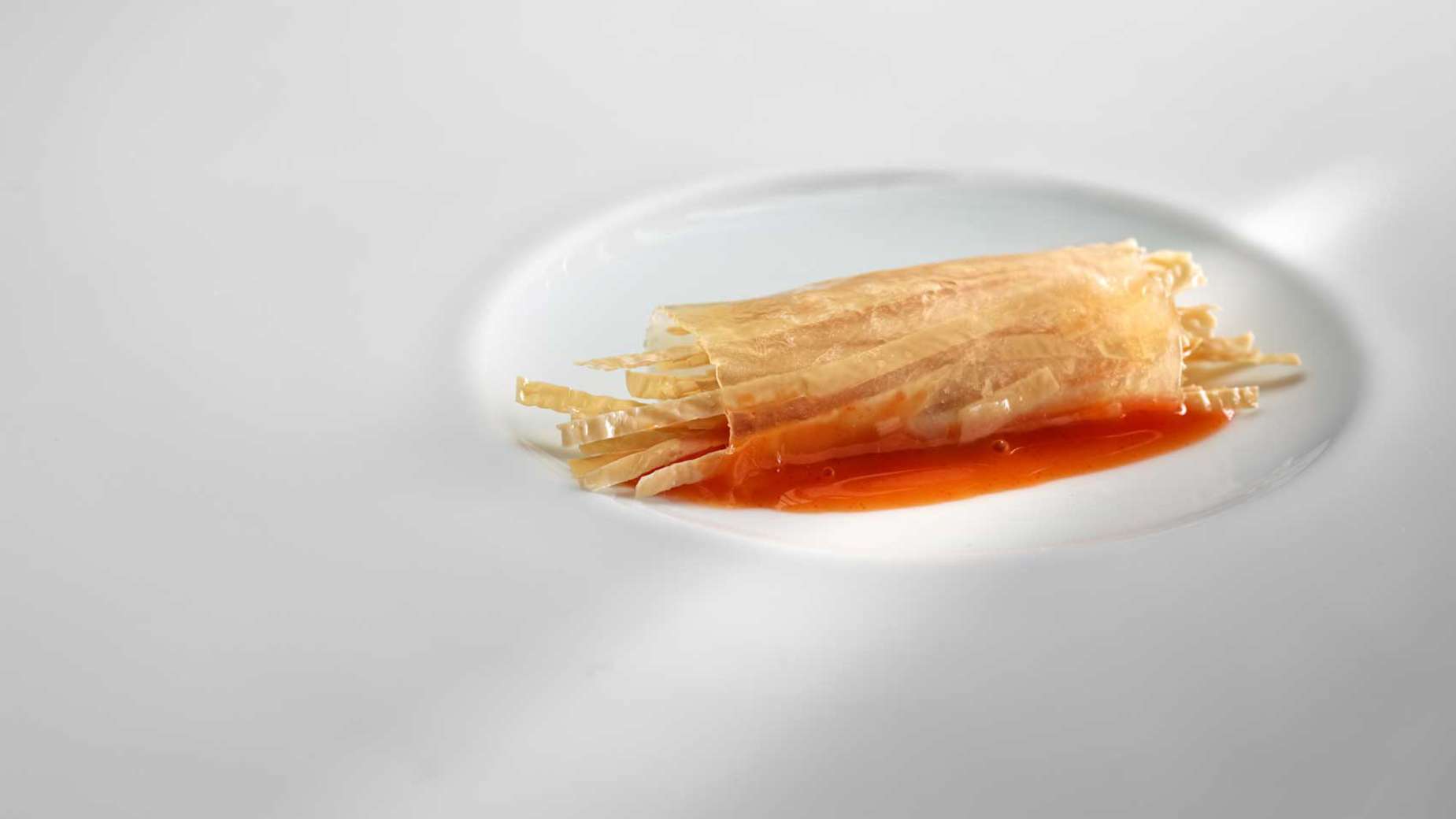 Tagliatelle of concentrated milk lightly soaked in a silky juice of roasted squash and tomato.
PHOTO: José Luis López de Zubiría / Mugaritz