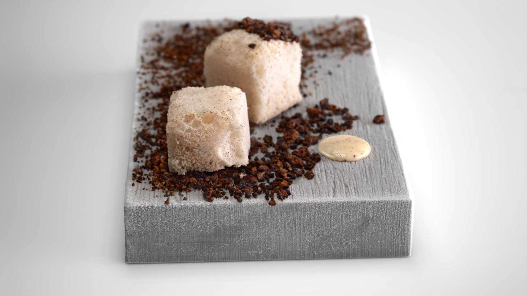 Frozen lump of spices and quinoa. Spiced muffin burnt with horseradish leaves.
PHOTO: José Luis López de Zubiría. 