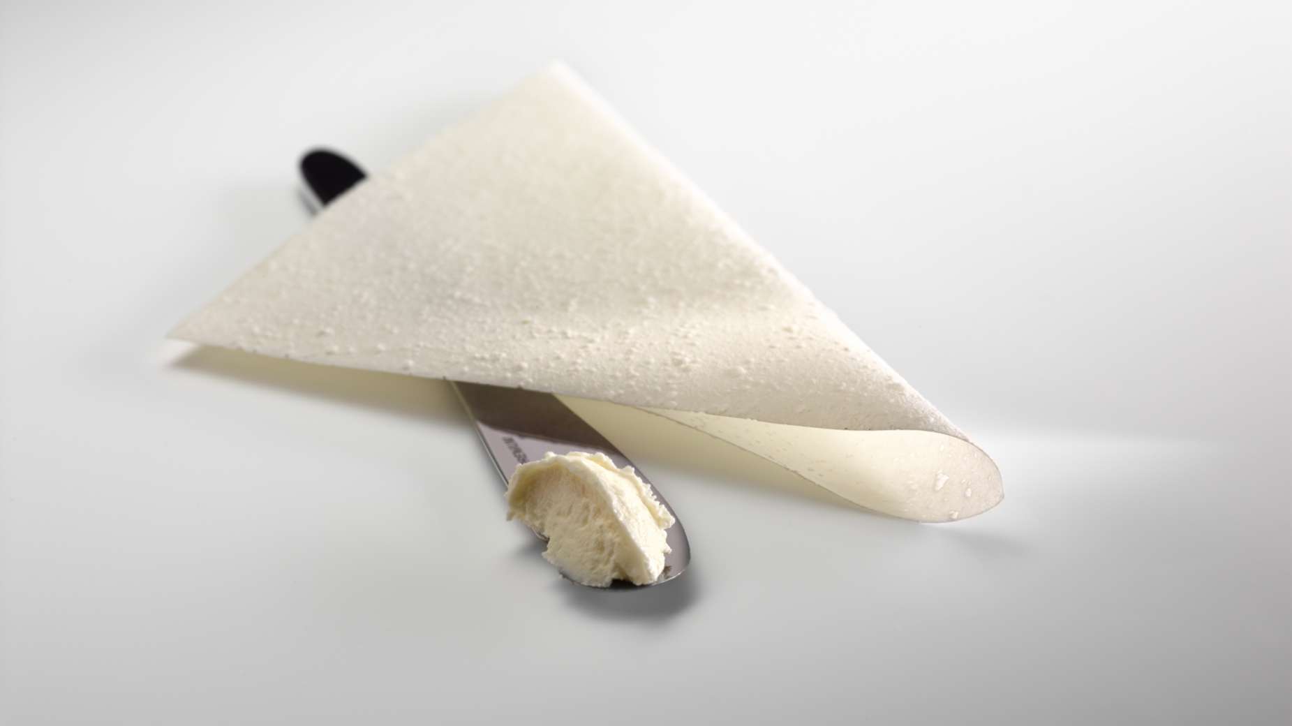 A taste of subtlety. Folded linen with toasted crème fraiche and crème caramel.
PHOTO: José Luis López de Zubiría / Mugaritz
