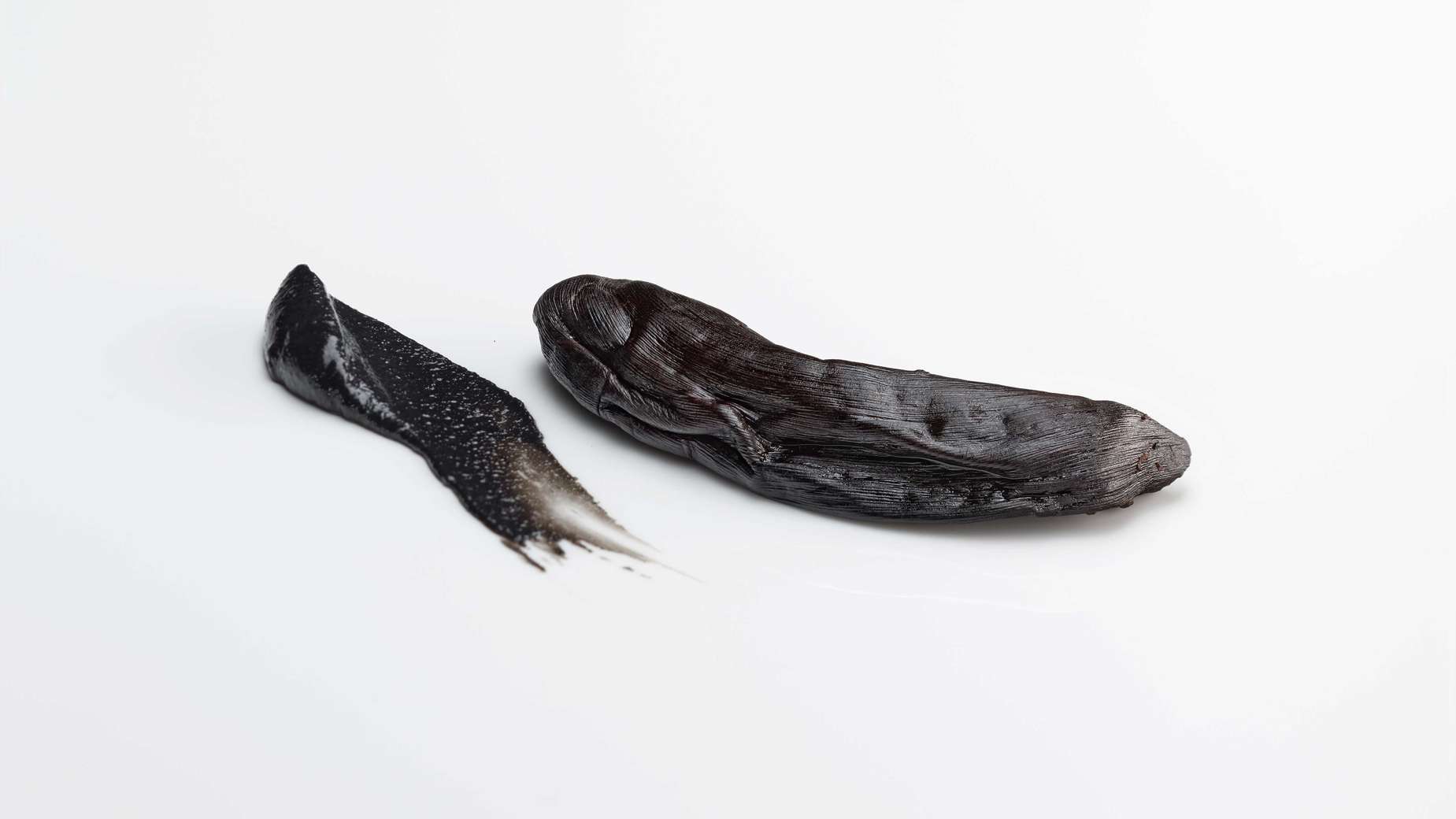 A black banana with shrimp paste.
PHOTO: José Luis López de Zubiría / Mugaritz