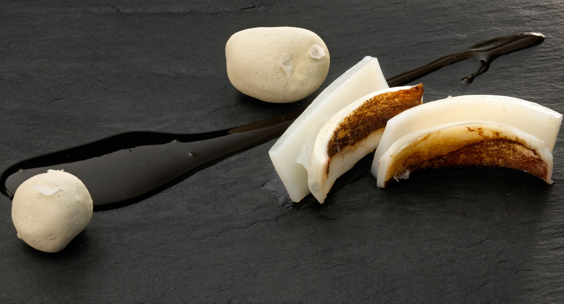 Potatoes cooked in white clay in a cream of squid. Grilled squid tentables.
PHOTO: José Luis López de Zubiría / Mugaritz