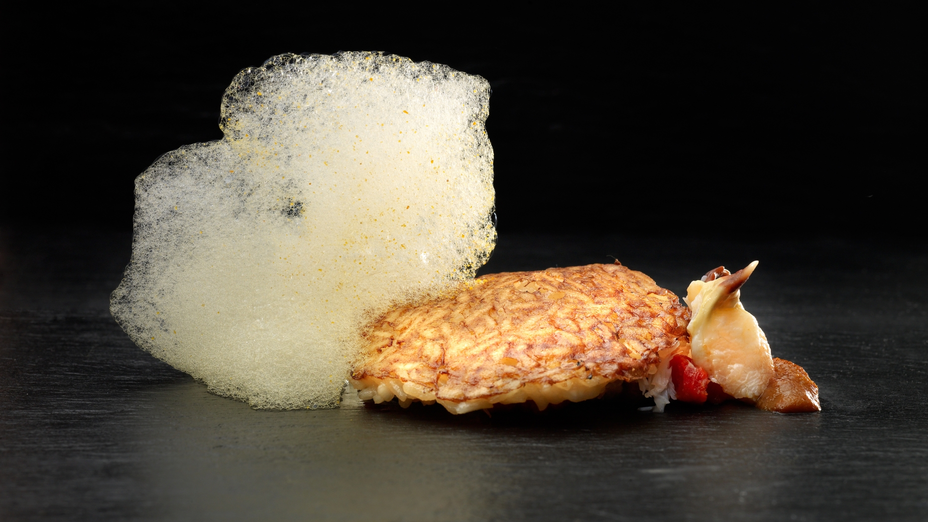 Arroz tostado con crustáceos y yemas de erizo de mar. Aliño de azafrán retostado. 
FOTO: José Luis López de Zubiría / Mugaritz