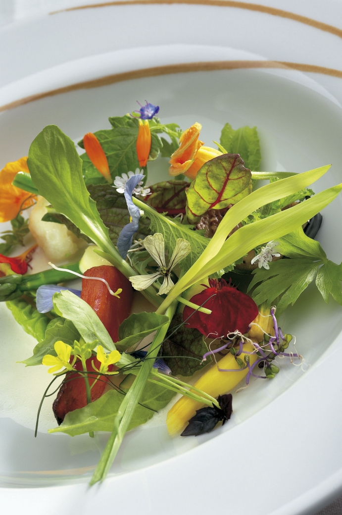 Vegetables, oven roasted and raw, sprotus and greens,wild and cultivated, seasoned with browned butter and dusted with seeds and petals. ?Emmental?cheese generously seasoned.
PHOTO: José Luis López de Zubiría / Mugaritz