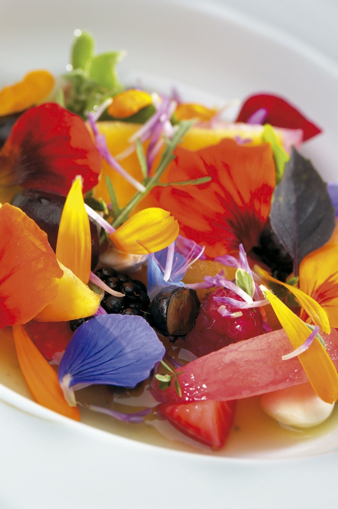 Fruit and flower punch with a eucalyptus and spice infusion, garden fruits, juice, jelly, leaves, shoots, rind and zest?
PHOTO: José Luis López de Zubiría / Mugaritz