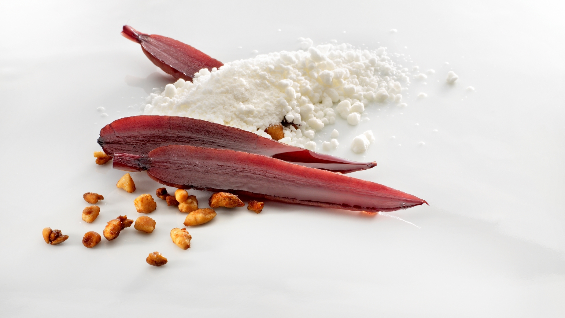 Purple carrot cooked in a coating of a natural sugar cane and vanilla paste. powdered goat?s cheese ice-cream. a base of sugar-frosted se
PHOTO: José Luis López de Zubiría / Mugaritz