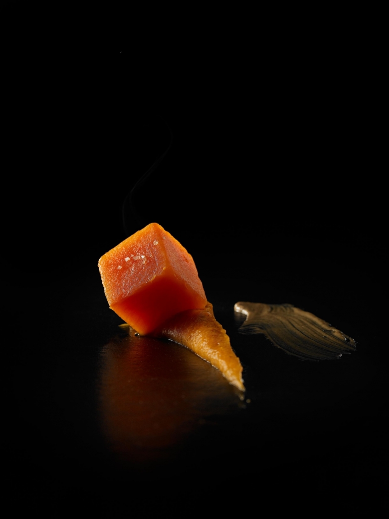 Bombón caliente de calabaza entre complementos dulces y amargos.
FOTO: José Luis López de Zubiría / Mugaritz