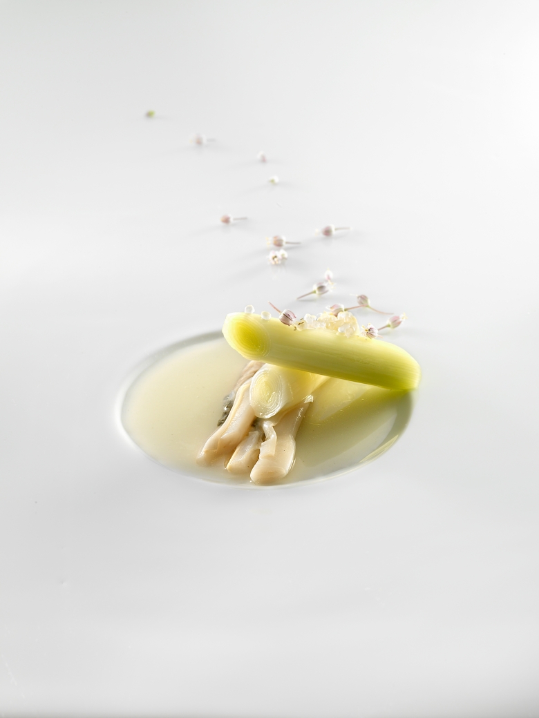 Heart of baby leeks roasted over vine cuttings and bathed in a stock infused with moluscs, crushed citrus fruit.
PHOTO: José Luis López de Zubiría / Mugaritz