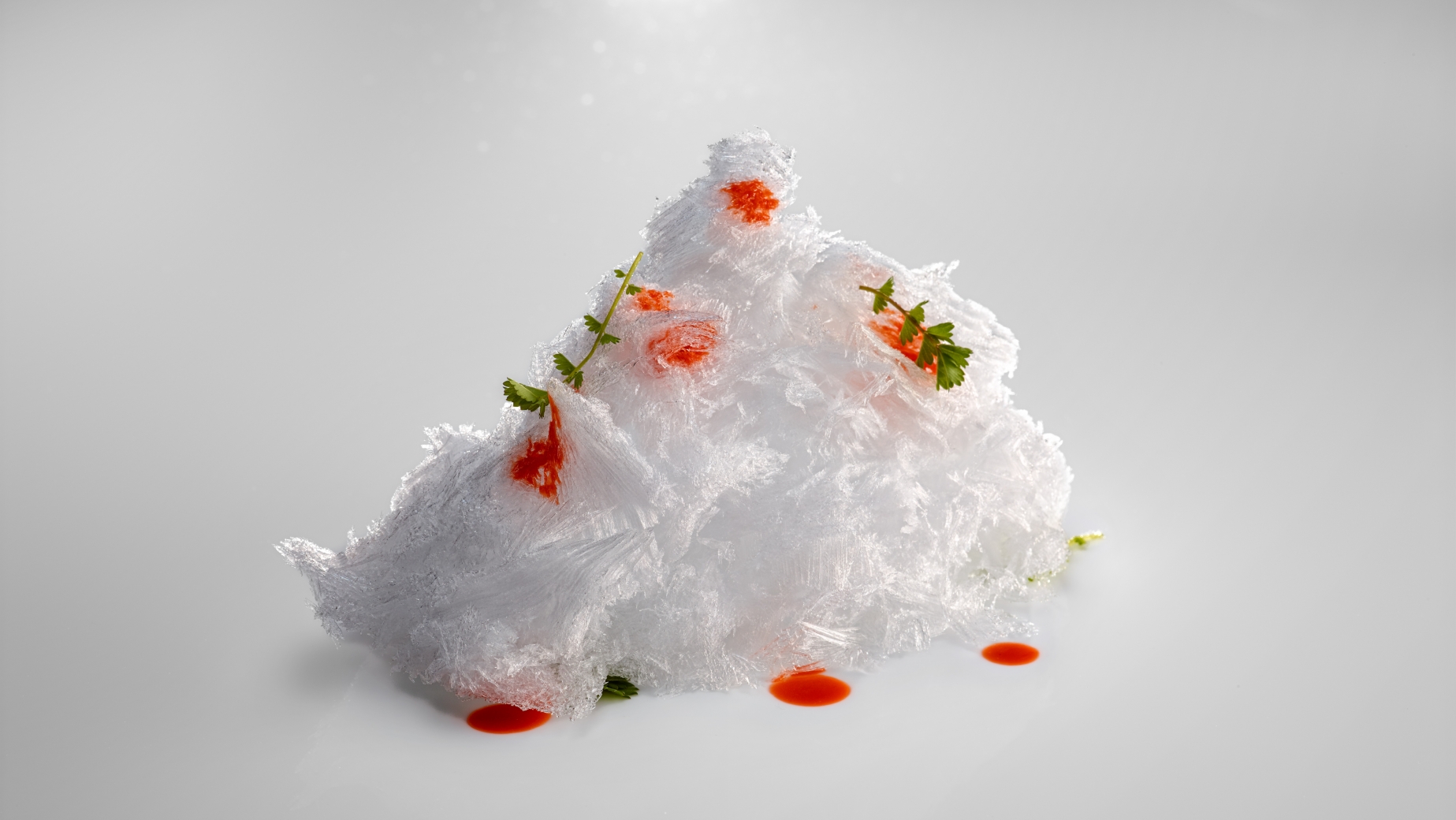 Ice shreds. Scarlet shrimp perfume.
PHOTO: José Luis López de Zubiría / Mugaritz
