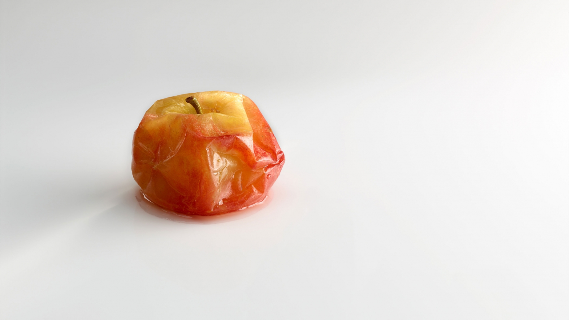 Apple compote in its skin.
PHOTO: José Luis López de Zubiría/ Mugaritz 